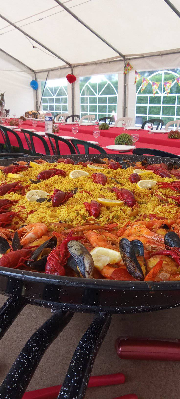 Paëlla servie sous chapiteau