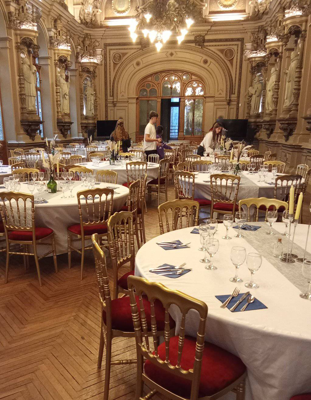 Salle de réception dressée pour un mariage en Normandie