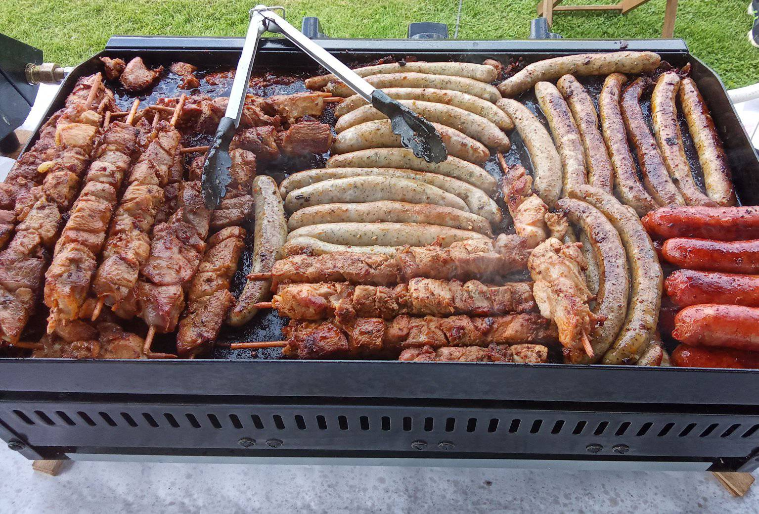 Grill traiteur avec viandes et brochettes